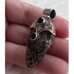 Zilveren hanger gezet met Turitella Agaat en Onyx