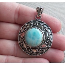 Zilveren hanger ronde Larimar gezet in bewerkte setting