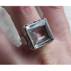 Zilveren ring vierkante witte Topaas bewerkte setting 19 mm