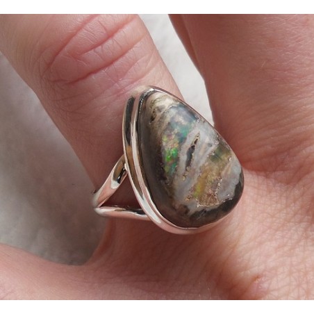 Zilveren ring gezet met Mexicaanse Vuuropaal 17.3 mm