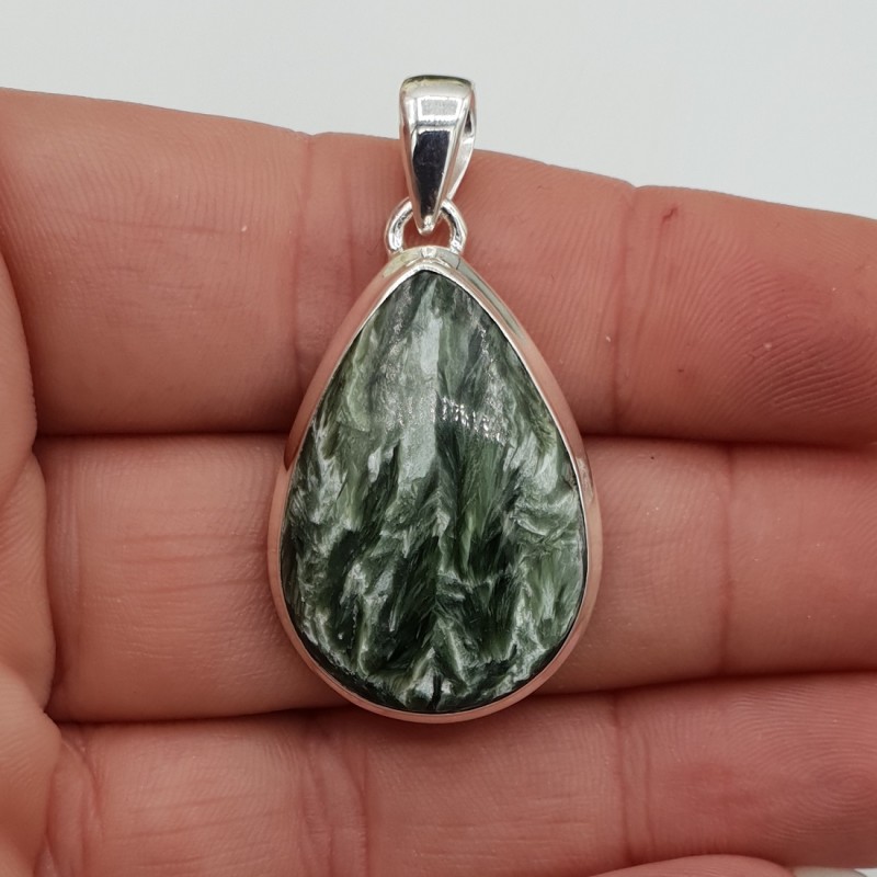 Zilveren edelsteenhanger met druppelvormige cabochon geslepen Seraphiniet