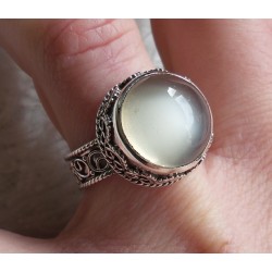 Zilveren ring ronde perzik Maansteen in bewerkte setting 16.5 mm