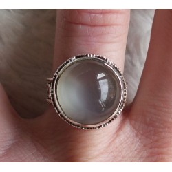 Zilveren ring ronde perzik Maansteen in bewerkte setting 16.5 mm