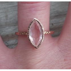 Vergulde zilveren ring Rozenkwarts in gehamerde setting 17.3 mm