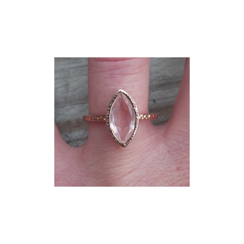 Vergulde zilveren ring Rozenkwarts in gehamerde setting 17.3 mm