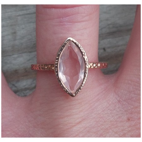 Vergulde zilveren ring Rozenkwarts in gehamerde setting 17.3 mm