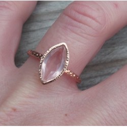 Vergulde zilveren ring Rozenkwarts in gehamerde setting 17.3 mm