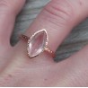 Vergulde zilveren ring Rozenkwarts in gehamerde setting 17.3 mm