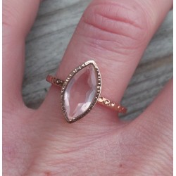 Vergulde zilveren ring Rozenkwarts in gehamerde setting 17.3 mm