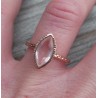 Vergulde zilveren ring Rozenkwarts in gehamerde setting 17.3 mm