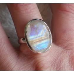 Zilveren ring gezet met ovale facet regenboog Maansteen 18 mm