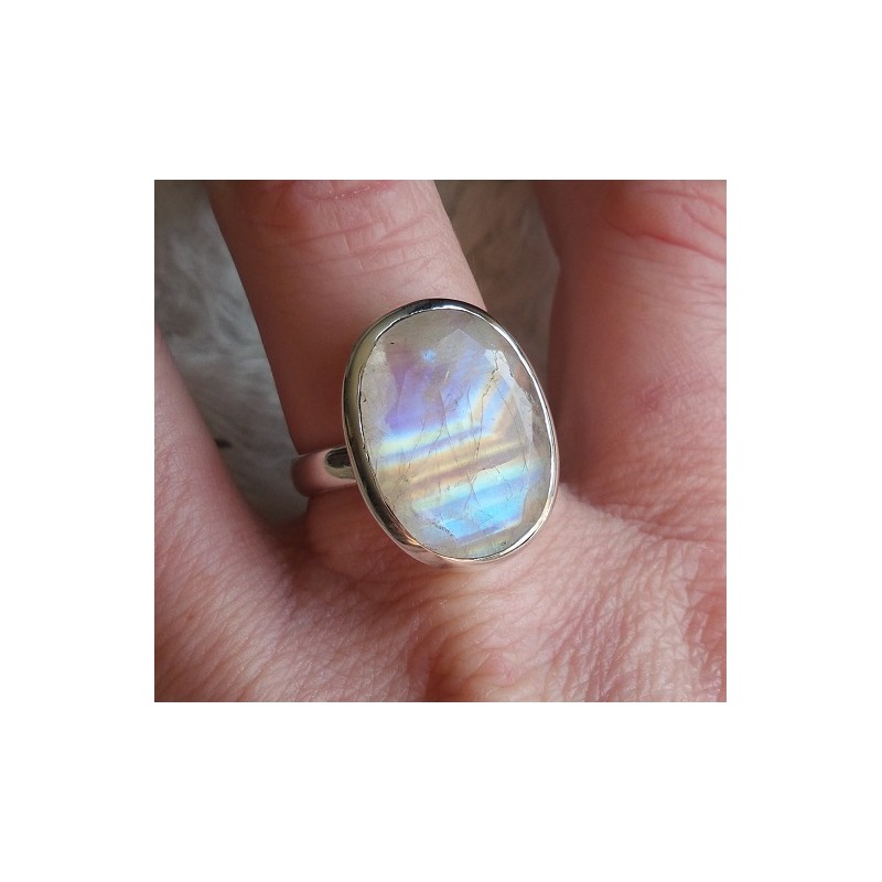 Zilveren ring gezet met ovale facet regenboog Maansteen 18 mm