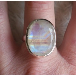Zilveren ring gezet met ovale facet regenboog Maansteen 18 mm