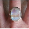 Zilveren ring gezet met ovale facet regenboog Maansteen 18 mm