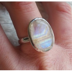 Zilveren ring gezet met ovale facet regenboog Maansteen 18 mm