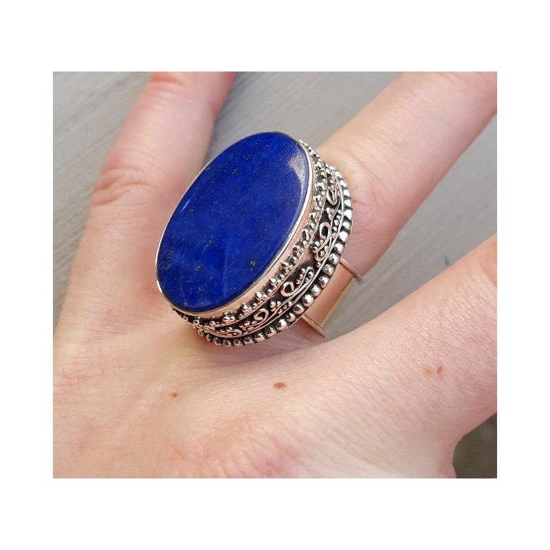 Zilveren ring met ovale Lapis Lazuli in bewerkte setting 17 mm