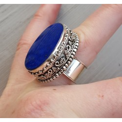 Zilveren ring met ovale Lapis Lazuli in bewerkte setting 17 mm