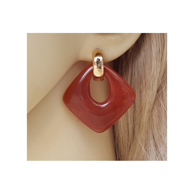 Vergulde creolen met vierkante Carneool hanger