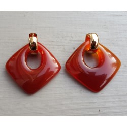 Vergulde creolen met vierkante Carneool hanger
