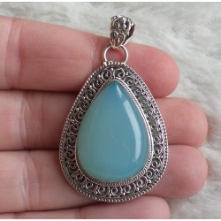 Zilveren hanger druppelvorm aqua Chalcedoon in bewerkte setting