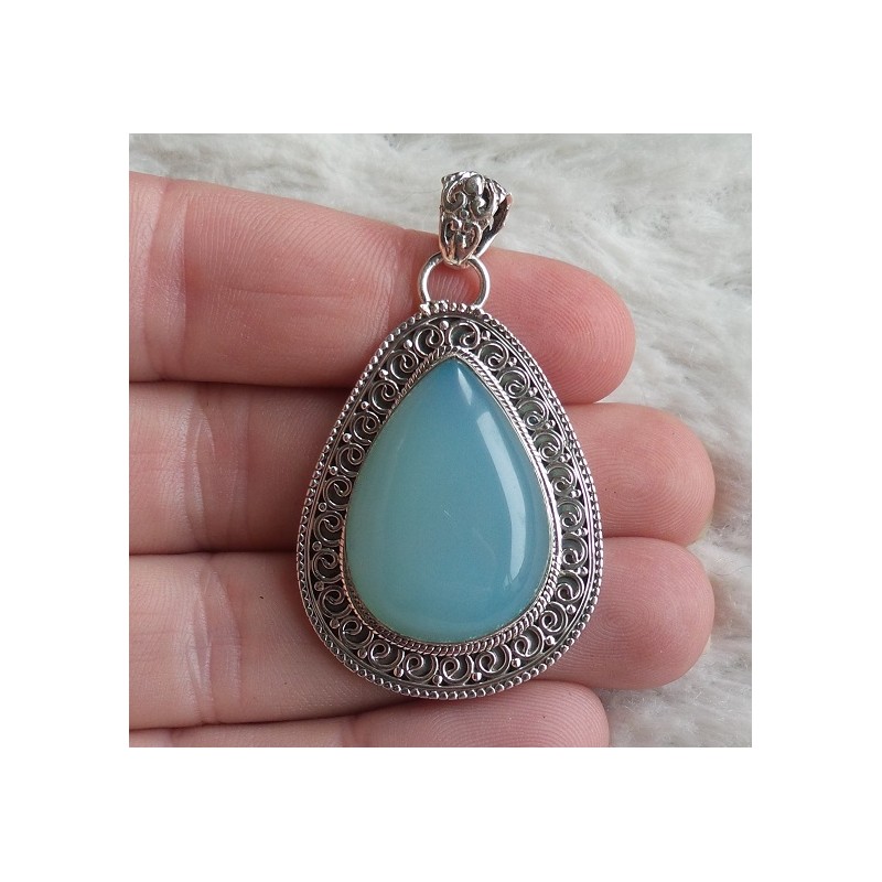 Zilveren hanger druppelvorm aqua Chalcedoon in bewerkte setting