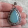 Zilveren hanger druppelvorm aqua Chalcedoon in bewerkte setting