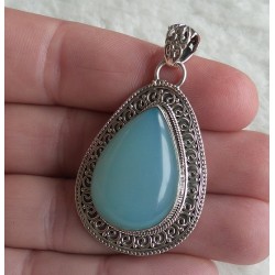 Zilveren hanger druppelvorm aqua Chalcedoon in bewerkte setting
