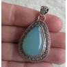Zilveren hanger druppelvorm aqua Chalcedoon in bewerkte setting