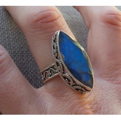 Zilveren ring marquise facet Labradoriet in bewerkte setting 18