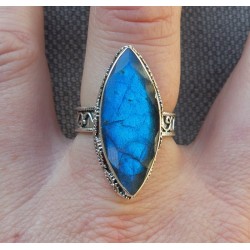 Zilveren ring marquise facet Labradoriet in bewerkte setting 18