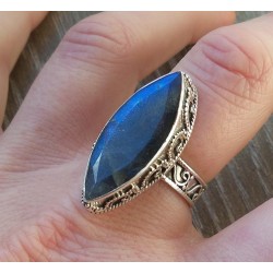 Zilveren ring marquise facet Labradoriet in bewerkte setting 18