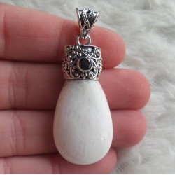Zilveren hanger gezet met Scoleciet en Onyx