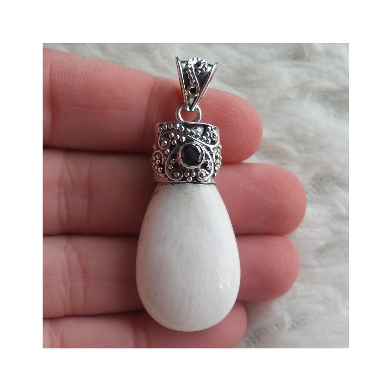 Zilveren hanger gezet met Scoleciet en Onyx
