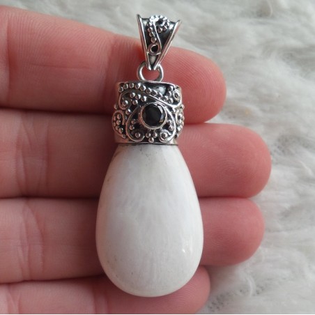 Zilveren hanger gezet met Scoleciet en Onyx