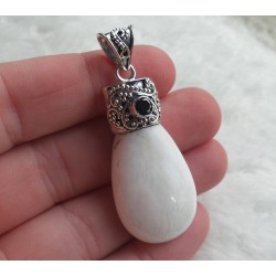Zilveren hanger gezet met Scoleciet en Onyx