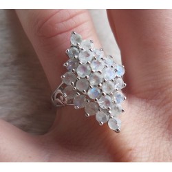 Zilveren ring gezet met ronde regenboog Maansteentjes 17.5 mm