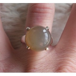 Zilveren ring gezet met ronde perzik Maansteen maat 17.3 mm