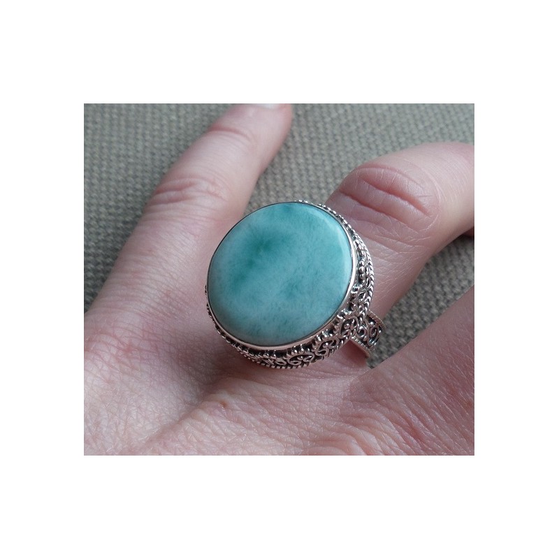 Zilveren ring gezet met ronde Larimar in bewerkte setting 17.3 m