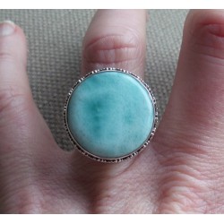 Zilveren ring gezet met ronde Larimar in bewerkte setting 17.3 m
