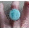 Zilveren ring gezet met ronde Larimar in bewerkte setting 17.3 m