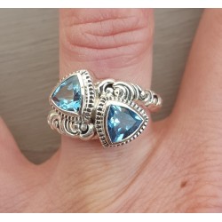 Zilveren ring gezet met twee blauwe Topazen 16.5 mm