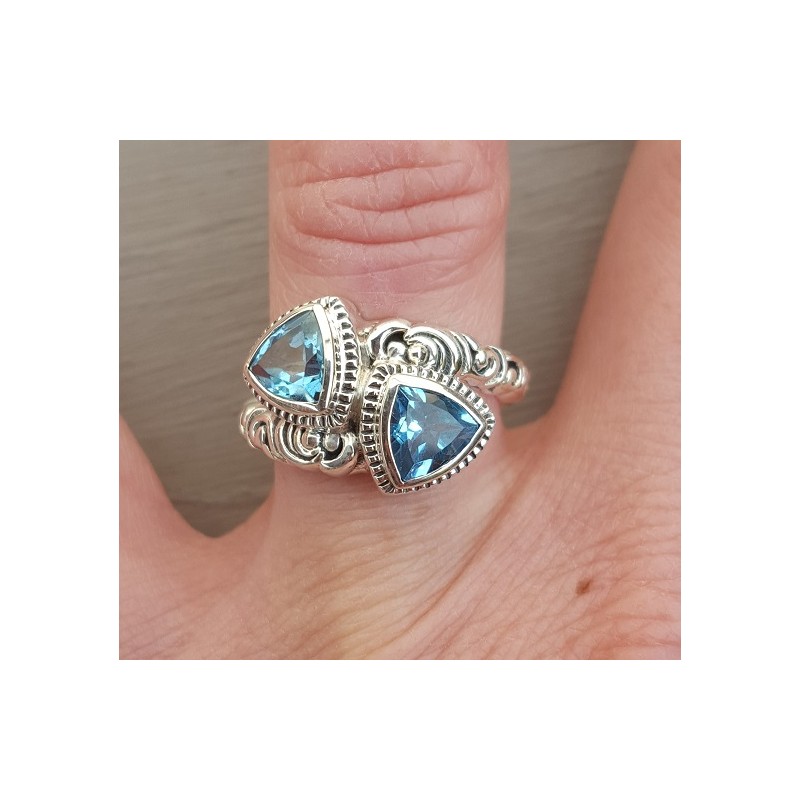 Zilveren ring gezet met twee blauwe Topazen 16.5 mm