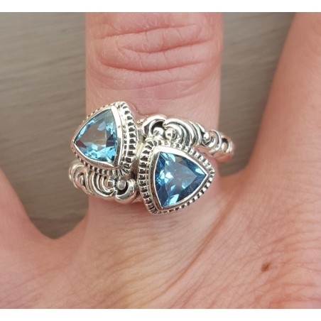 Zilveren ring gezet met twee blauwe Topazen 16.5 mm