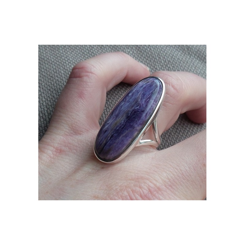 Zilveren ring gezet met ovale Charoiet maat 17.7 mm