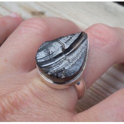 Zilveren ring gezet met druppelvorm Shungiet 19.3 mm