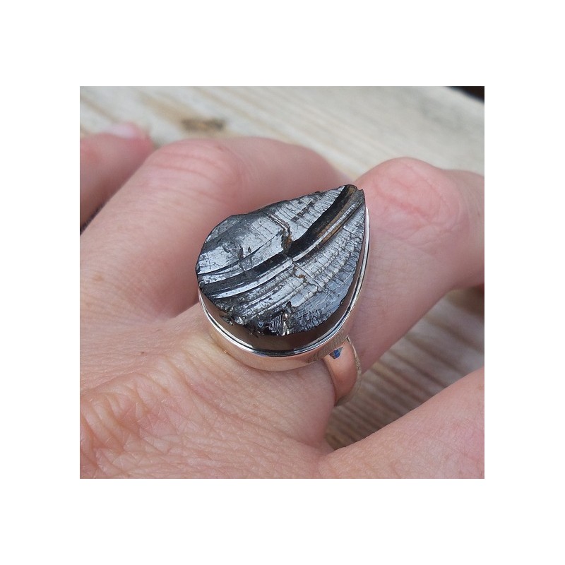 Zilveren ring gezet met druppelvorm Shungiet 19.3 mm