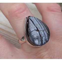 Zilveren ring gezet met druppelvorm Shungiet 19.3 mm