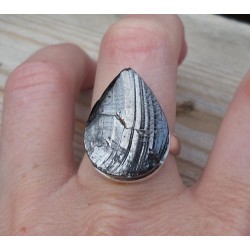 Zilveren ring gezet met druppelvorm Shungiet 19.3 mm