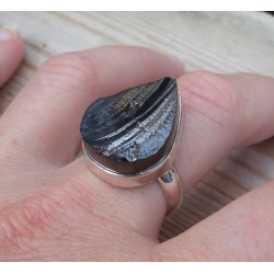 Zilveren ring gezet met druppelvorm Shungiet 19.3 mm