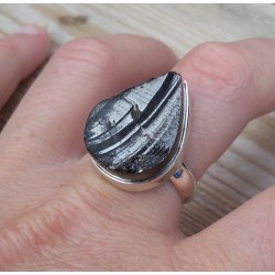 Zilveren ring gezet met druppelvorm Shungiet 19.3 mm